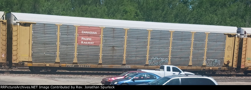 TTGX 980225 and CP Rail rack